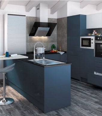 Projeto de cozinha em estilo moderno, com cores cinzentas e azuis, com móveis de cozinha, eletrodomésticos, ilha e exaustor
